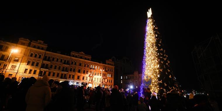 Savaşın gölgesindeki Ukrayna'nın ana noel ağacı jeneratör ile aydınlatıldı
