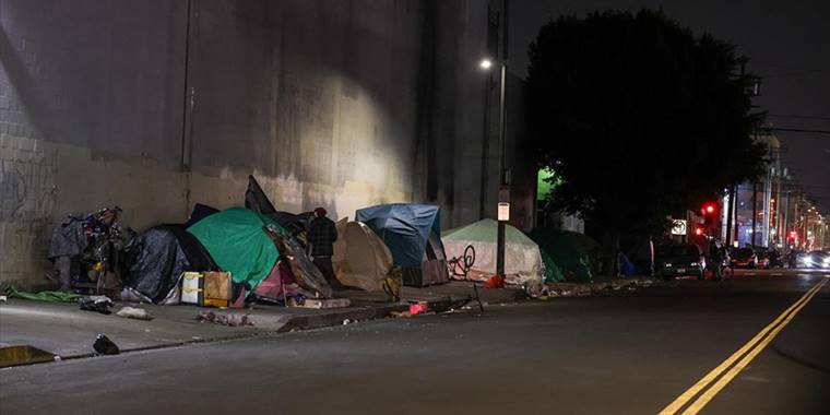 ABD'nin Los Angeles kentinde yaklaşık 40 bin evsiz otellere yerleştirilecek