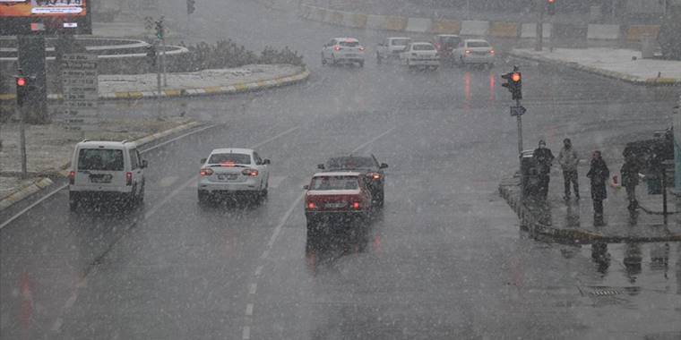 Erzincan'da kar nedeniyle kara yollarında ulaşım kontrollü sağlanıyor