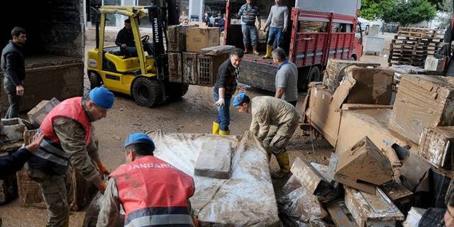 Kumluca ve Finike'de selden etkilenenler için 2 milyon lira daha kaynak aktarıldı