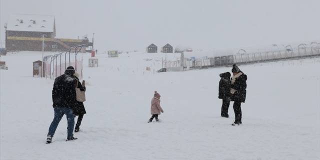 İç Anadolu'nun zirvesi Erciyes'te kar yağışı etkili oluyor