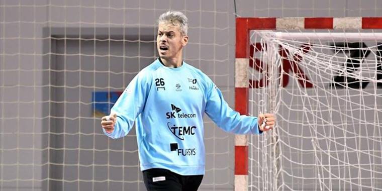 Güney Kore'nin Hawks takımında oynayan hentbolcu Yunus Özmusul, gençlere örnek oluyor