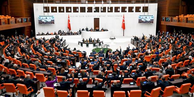 Sözleşmeli personelin kadroya geçirilmesine yönelik kanun teklifi Meclis'ten geçti