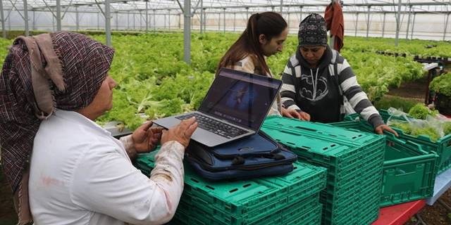 Adana'da tarım işçileri, "Kömür karası gözyaşları" fotoğrafına oy verdi