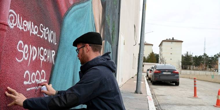 Konya'ya yerleşen Brezilyalı Silva, hastane duvarını renklendirdi