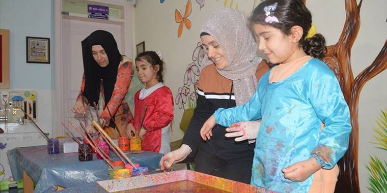 Anaokulu öğrencileri Sakarya'daki köy yaşam merkezlerinde ebru sanatını öğreniyor