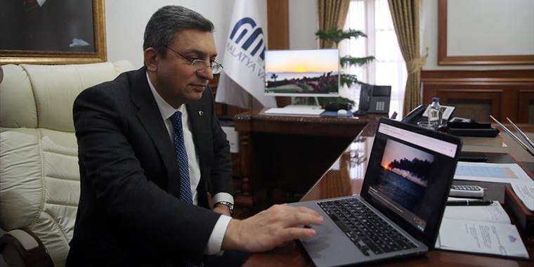 Malatya Valisi Hulusi Şahin "Yılın Fotoğrafları" oylamasında "Yangın müdahalesi" fotoğrafını seçti