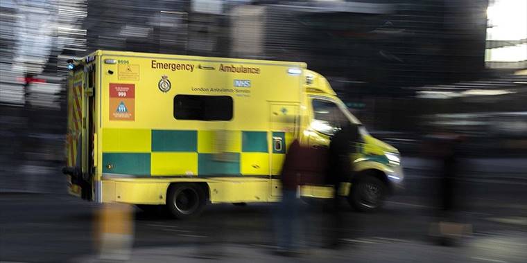 İngiltere ve Galler'de binlerce ambulans çalışanı greve gitti