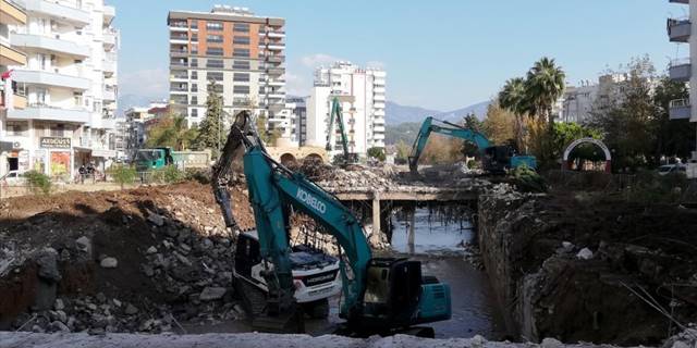 Kumluca'da sel felaketinin izleri siliniyor