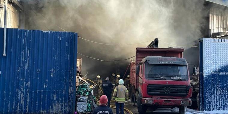 Ümraniye'de bir iş yerinde çıkan yangın söndürüldü