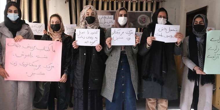 Afgan kadın öğrencilerden üniversitede eğitim engeline tepki