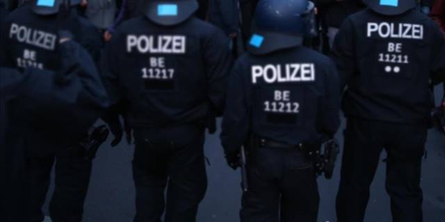 Almanya'da haklarında tutuklama kararı bulunan 674 aşırı sağcı aranıyor