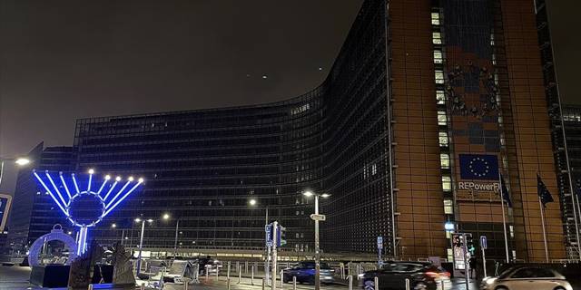 AB ve NATO Ukrayna ile dayanışma için ışıklarını kapattı