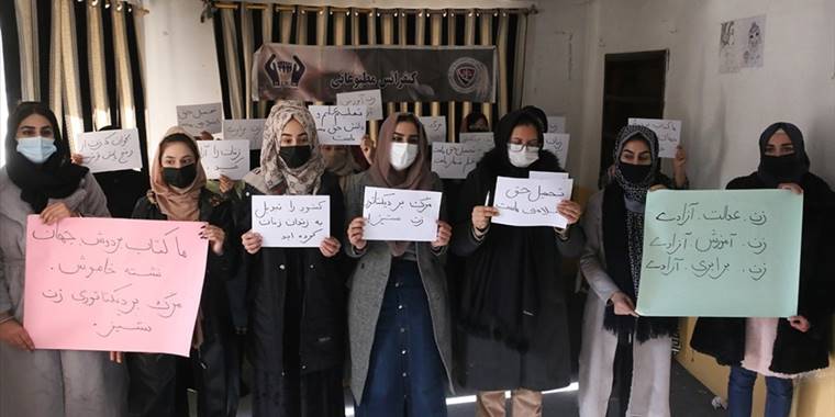Körfez ülkeleri ve İİT'den Taliban'ın kız öğrencilerin üniversite eğitimini askıya almasına tepki