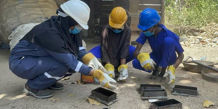 Nijeryalı kadın girişimci, genç kızlara plastik atıktan parke taşı yapmayı öğretiyor