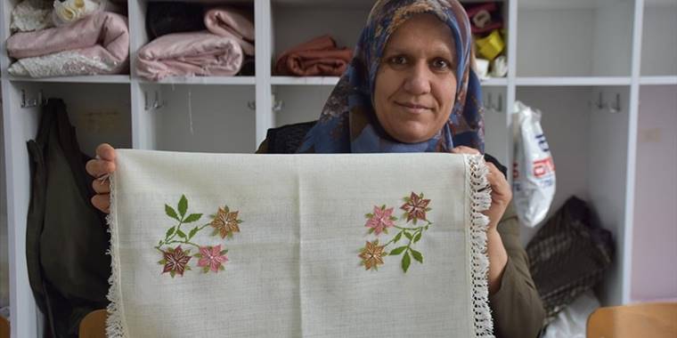 Kızını ziyarete gittiği okulda tanıştığı nakış kursu hayatını değiştirdi