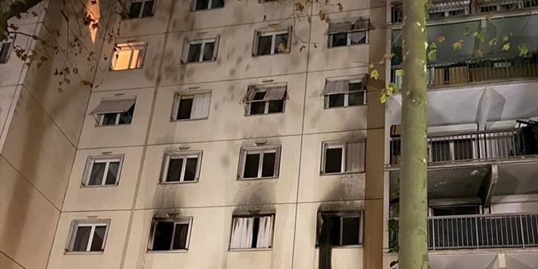 Fransa'da bir Türk'ün de öldüğü apartman yangınının kurbanları anısına yürüyüş düzenlendi