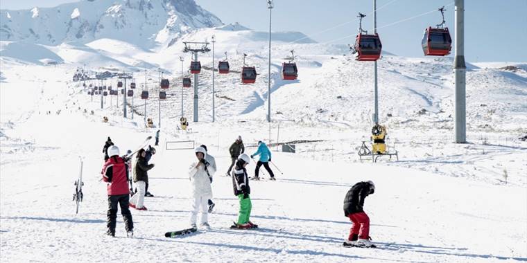 Erciyes Kış Sporları ve Turizm Merkezi'nde kayak sezonu başladı
