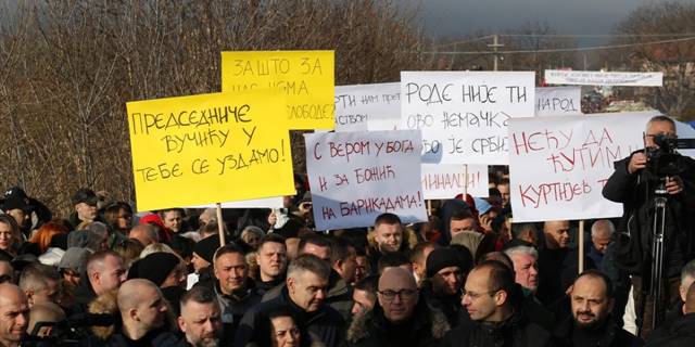 Sırplar Kosova’nın kuzeyinde protesto gösterisi düzenledi
