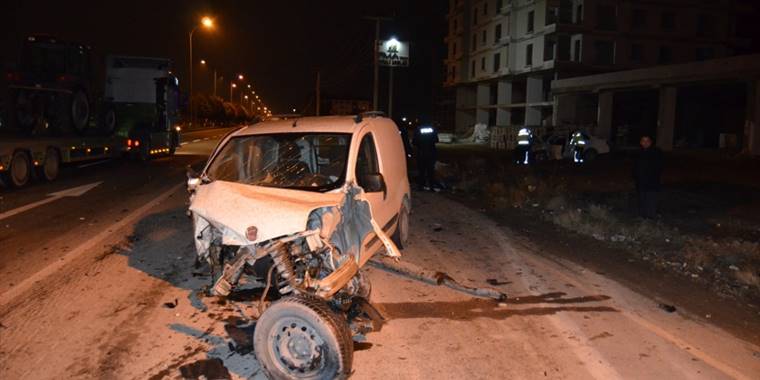 Aksaray'da hafif ticari araç ile otomobilin çarpıştığı kazada 3 kişi yaralandı
