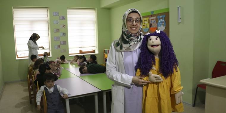 Çocuklar kukla "Şelale" ile Kur'an-ı Kerim öğreniyor
