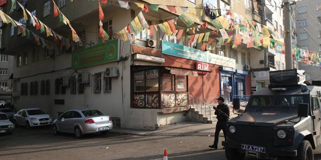 Diyarbakır merkezli 9 ilde terör örgütü PKK'ya yönelik operasyonda 14 kişi yakalandı