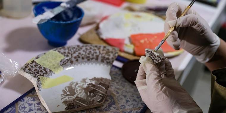 Antik kentten çıkan eserler restoratörlerin elinde yapbozun parçaları gibi birleşiyor