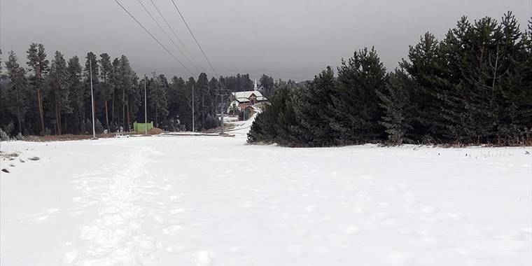 Yeni yıl hazırlıkları tamamlanan Cıbıltepe'de kar bekleniyor