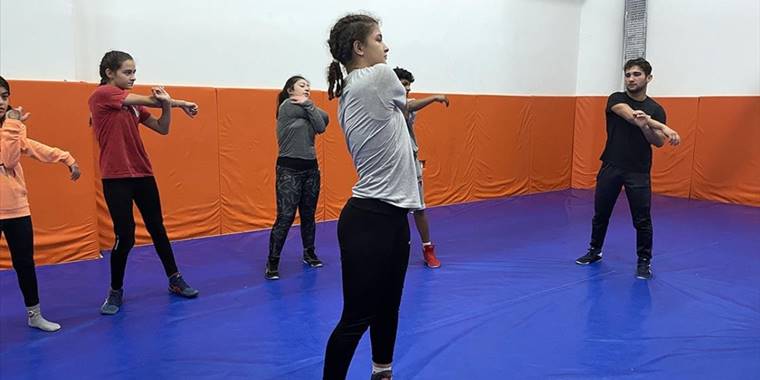 Milli güreşçi Özlem Sarıaslan, idolü Yasemin Adar Yiğit gibi zirveye çıkmak istiyor