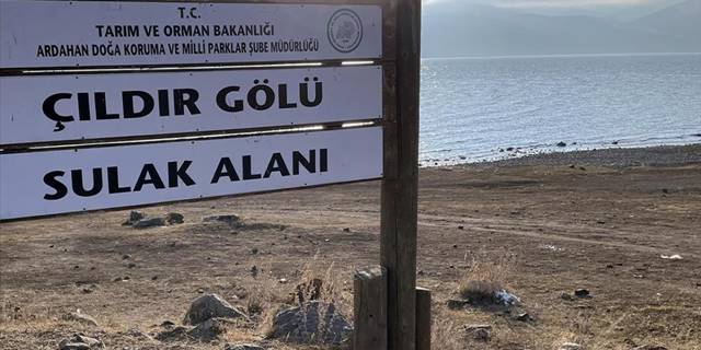 Çıldır Gölü'nün tamamen donması havaların sıcak gitmesi nedeniyle henüz gerçekleşmedi