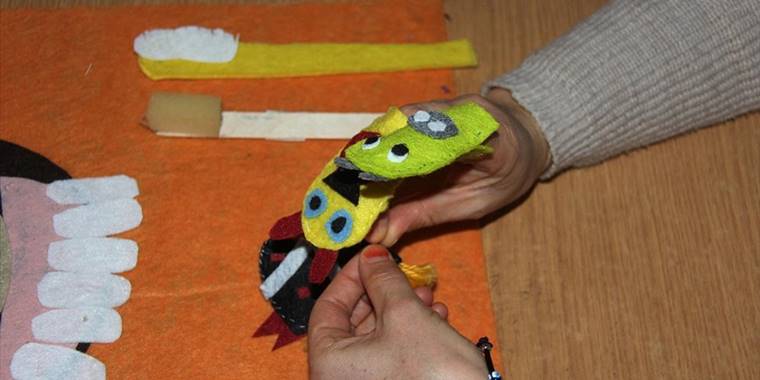 Atıl malzemeler köy çocuklarına eğitim seti ve oyuncak oluyor