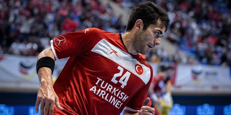 Milli sporcu Halil İbrahim Öztürk, başarıyı futbolda değil hentbolda yakaladı