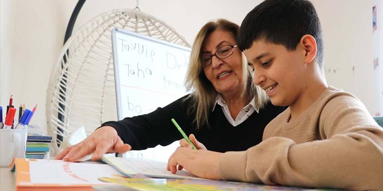 Cumhurbaşkanı Erdoğan'ın tedavisini üstlendiği küçük Taha, okul hasretini evinde gideriyor