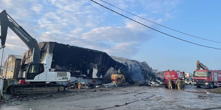 Eyüpsultan'da fabrikada çıkan yangını soğutma çalışmaları sürüyor