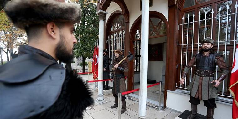 Ecdada saygı için Osman Gazi Türbesi'nde gün boyu nöbet tutuyorlar