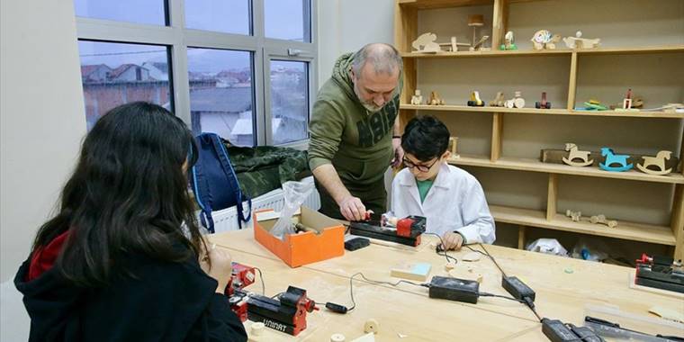 "Özel yetenekli" öğrenciler oyuncaklarını ahşaptan kendileri tasarlıyor