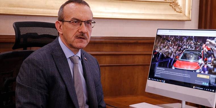 Kocaeli Valisi Yavuz AA'nın "Yılın Fotoğrafları" oylamasında oyunu "TOGG'un ilk yolculuğu" fotoğrafından yana kullandı