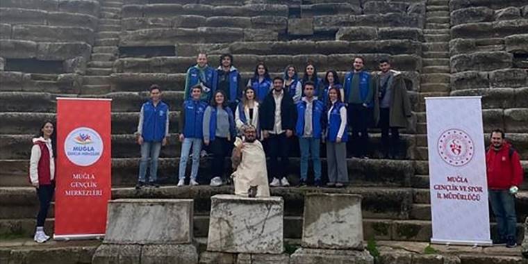 Gönüllü gençler "Gladyatörler Şehri"nde tiyatro sahneledi