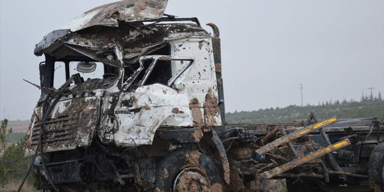 Eskişehir'de devrilen kamyonun sürücüsü yaralandı