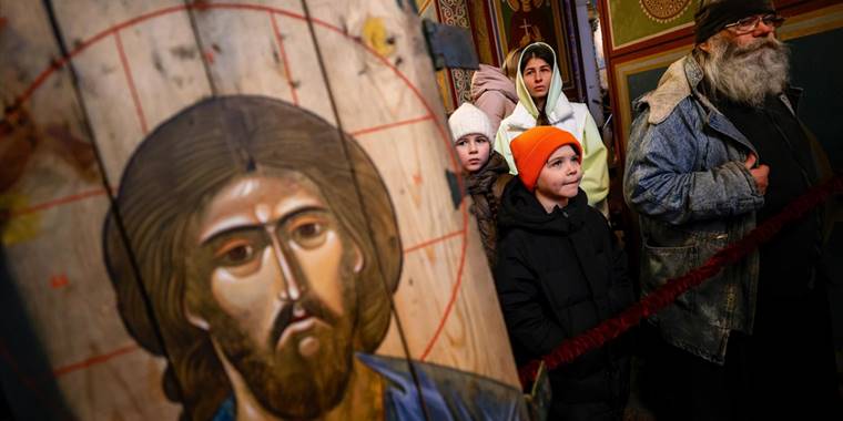 Ukrayna'da mühimmat kutularından yapılan ikonalar satışa çıkarıldı