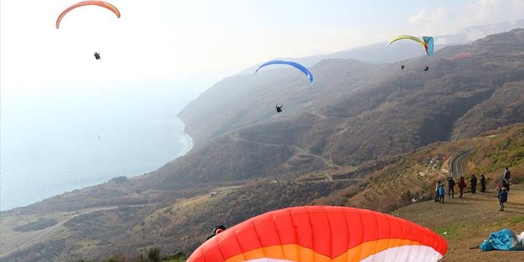 Uçmakdere paraşüt tutkunlarına kışın da ev sahipliği yapıyor