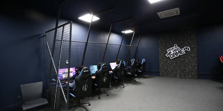 Geleceğin e-sporcuları Adana'da kurulan salonda eğitilecek