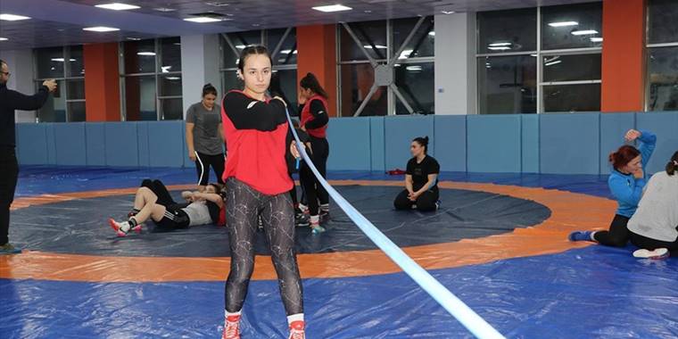 Milli güreşçi Safiye Yasin, adını olimpiyatlara yazdırmanın peşinde