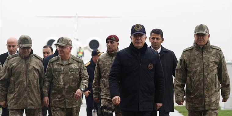 Bakan Akar, beraberindeki komutanlarla Suriye sınırında inceleme ve denetlemelerde bulundu
