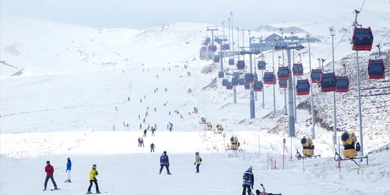 Erciyes'te pistler kayakseverlerle doldu