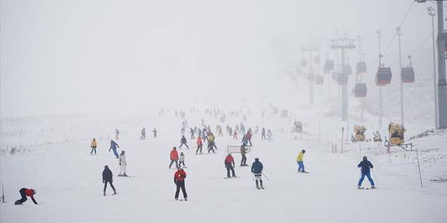 Erciyes'te pistler kayakseverlerle doldu