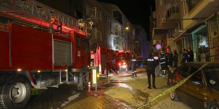 Uşak'ta 4 katlı binada çıkan yangında 7 kişi dumandan etkilendi