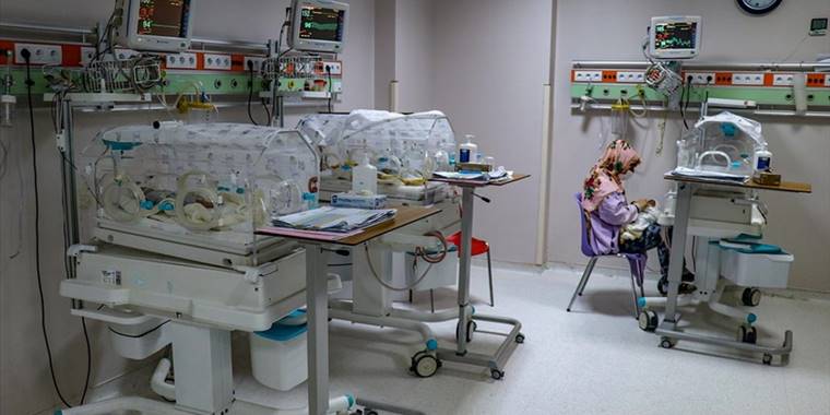 Prematüre üçüzler 3 aylık hayat mücadelesini kazandı