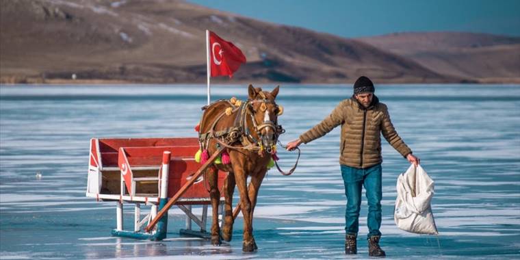 Atlı kızaklar Çıldır Gölü'nün kısmen donan yüzeyine çıkmaya başladı