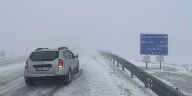 Karaman-Mersin kara yolunda kar yağışı ve sis etkili oluyor